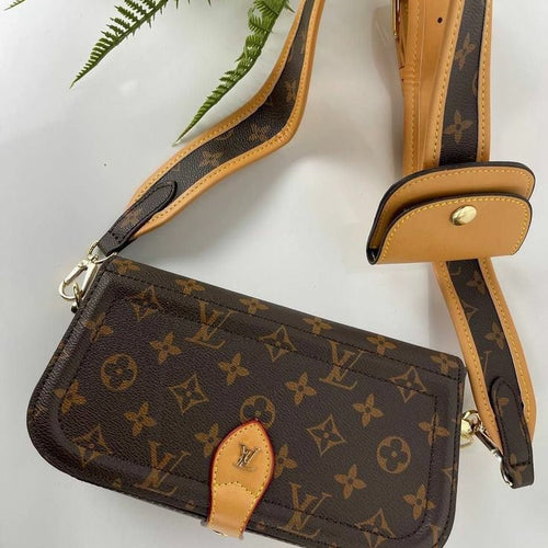 LOUIS VUITTON Clutch