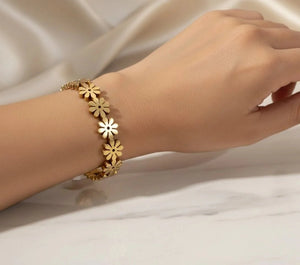Fioure Golden Blossom Charm Bracelet — Daisy Floral Links in Polished Gold-Tone Metal