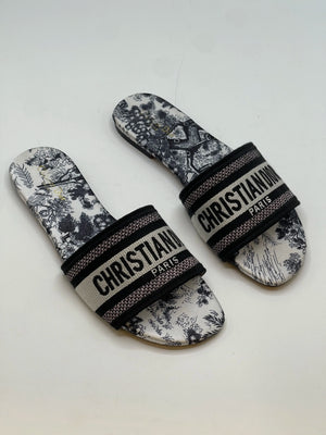 Fioure slippers & — Embroidered in Black
