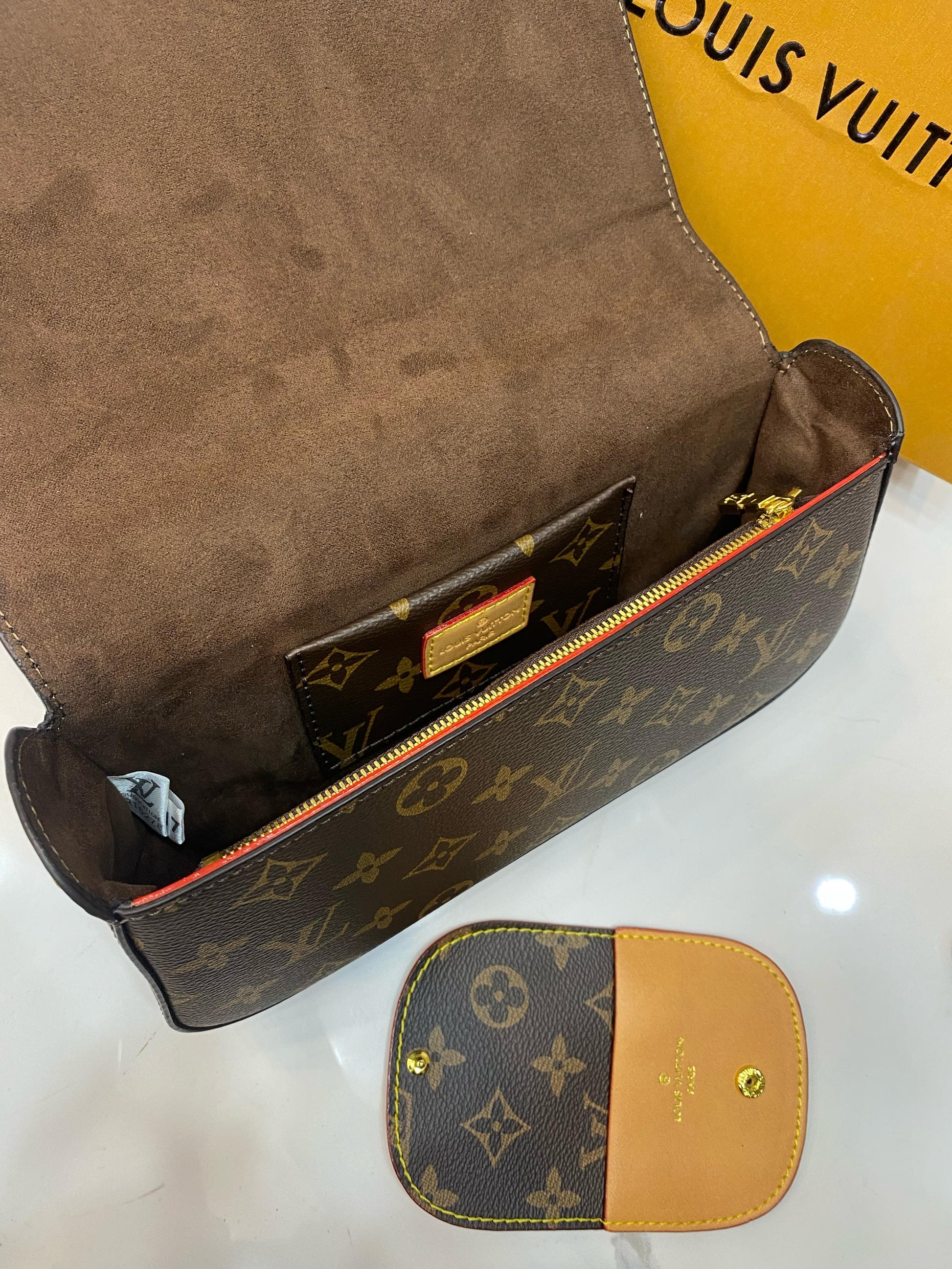 LOUIS VUITTON Clutch