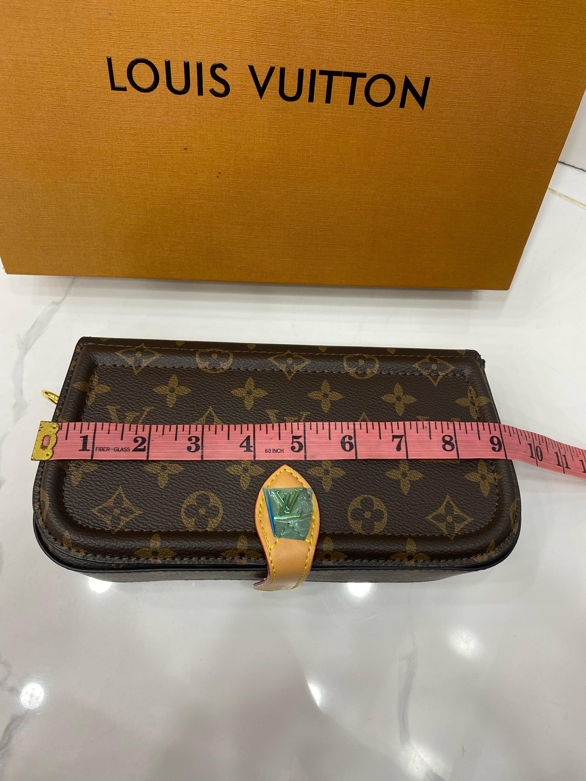 LOUIS VUITTON Clutch
