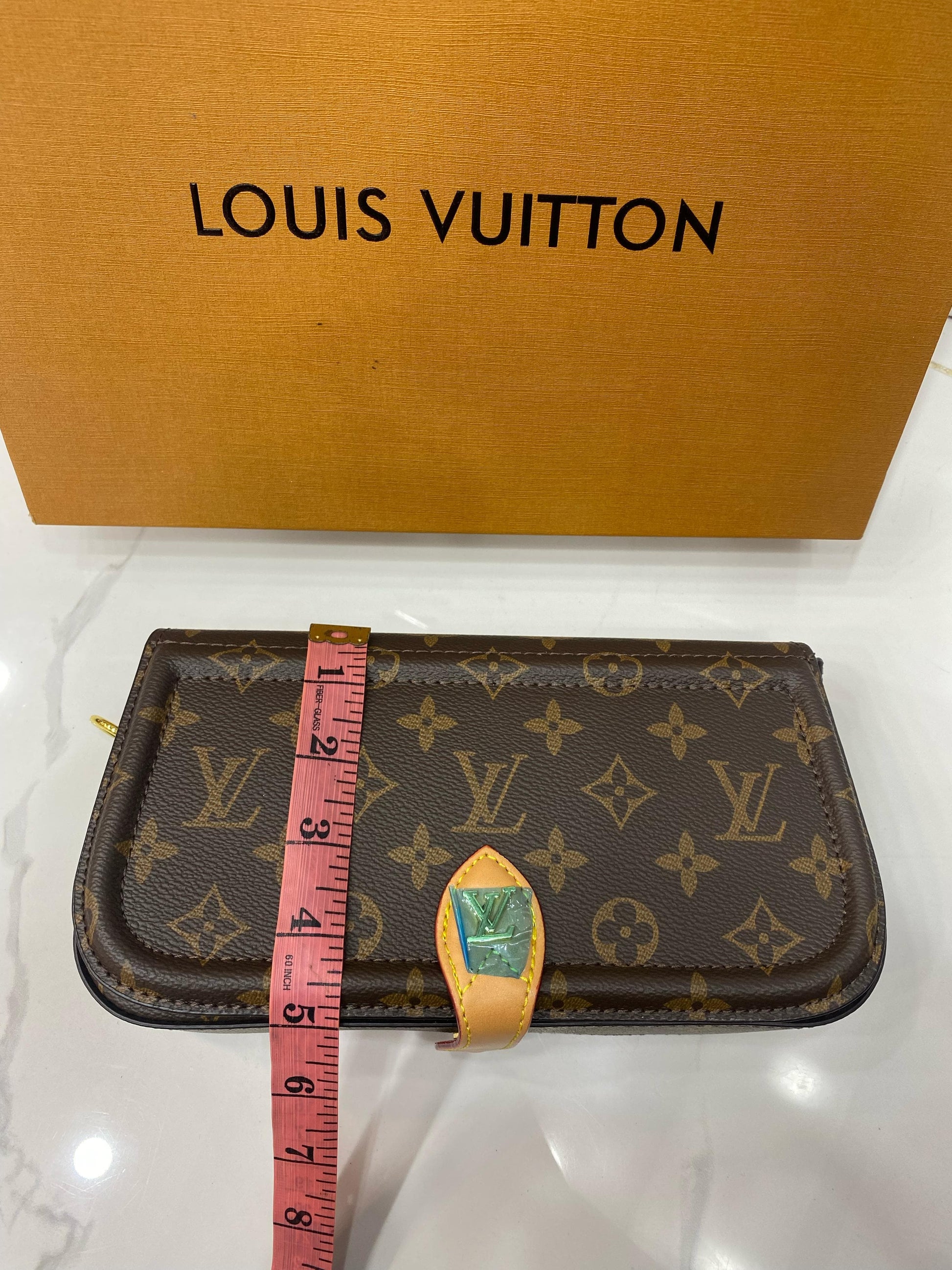 LOUIS VUITTON Clutch